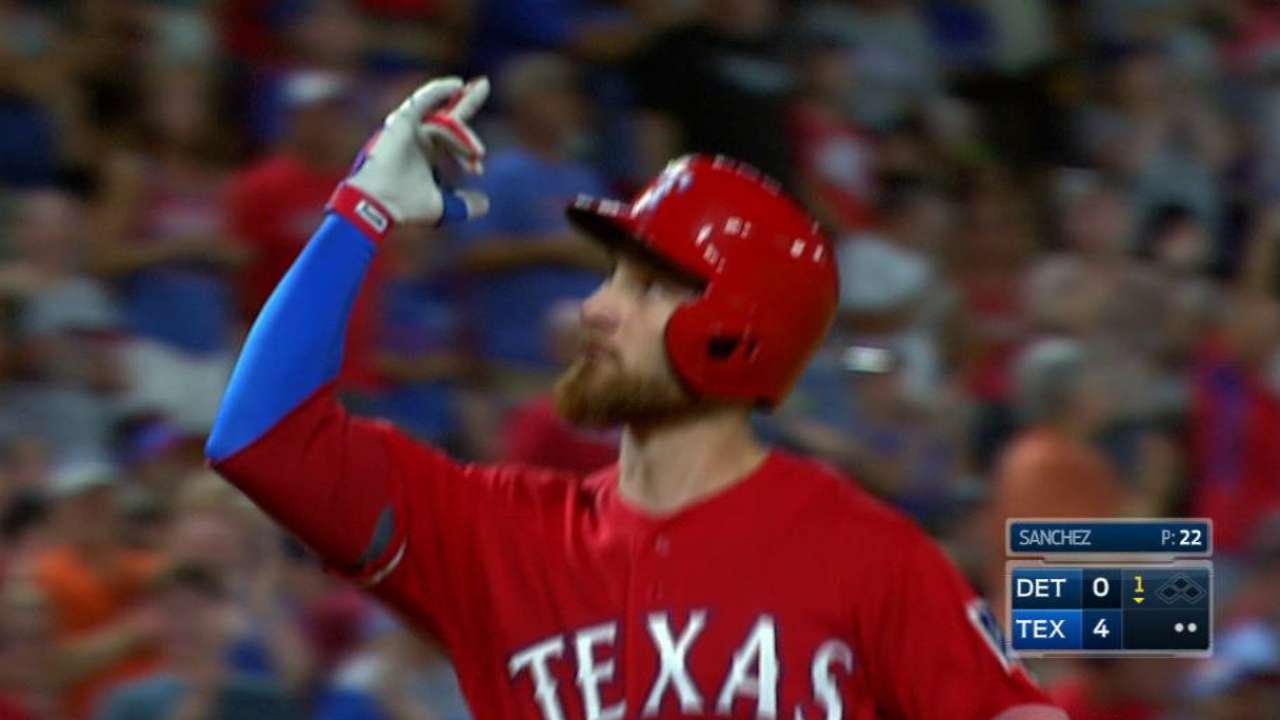 Par de HR de Lucroy dan triunfo a Texas vs. Tigres