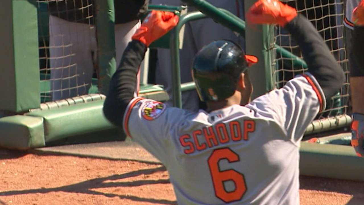 O's stun Giants on Schoop's HR in 9th