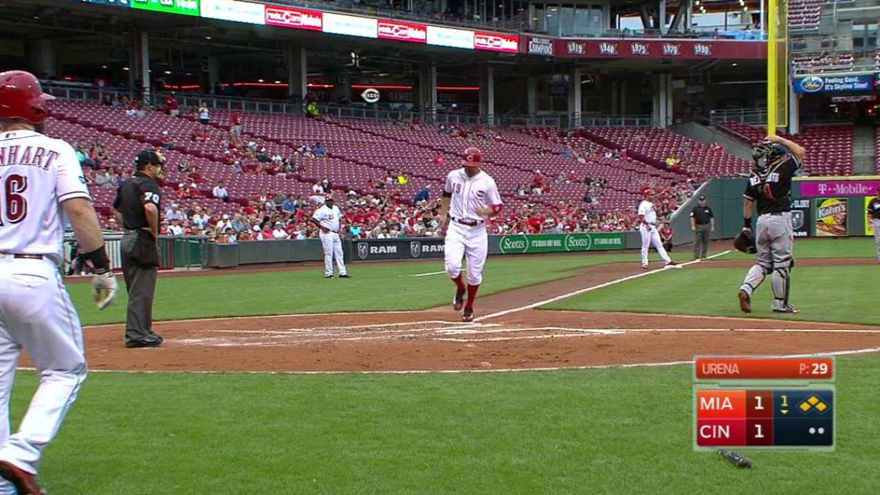 De Jesus Jr. works a walk