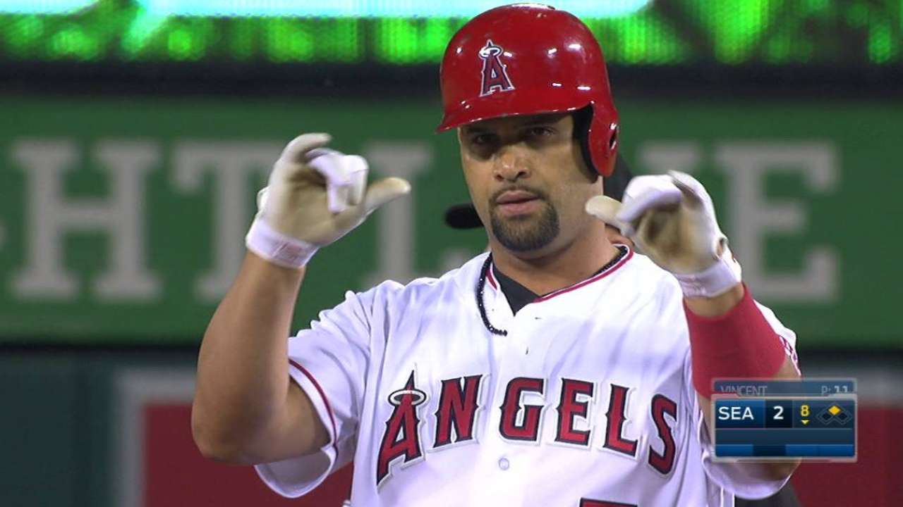 Angels pour it on late to top Mariners
