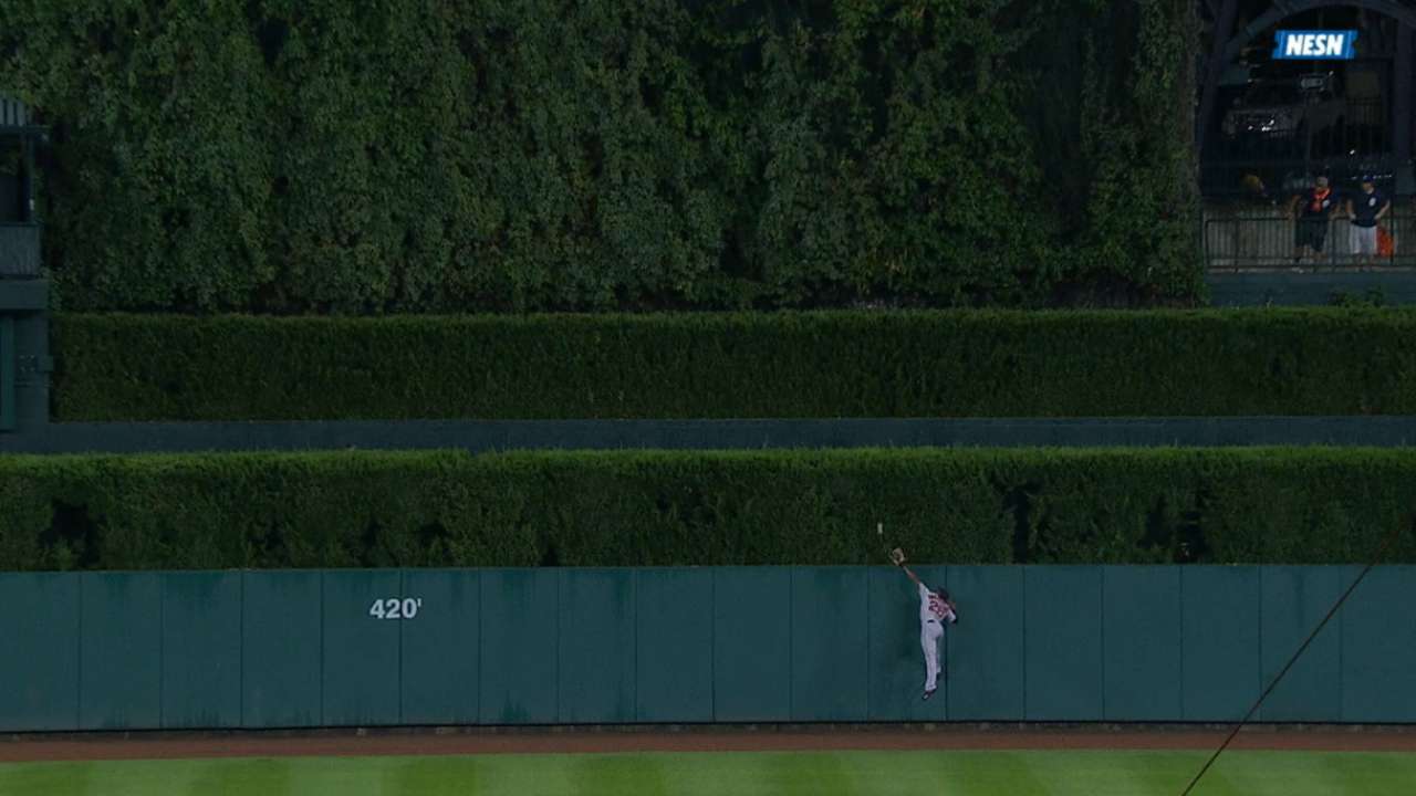 Kimbrel survives 9th, earns save
