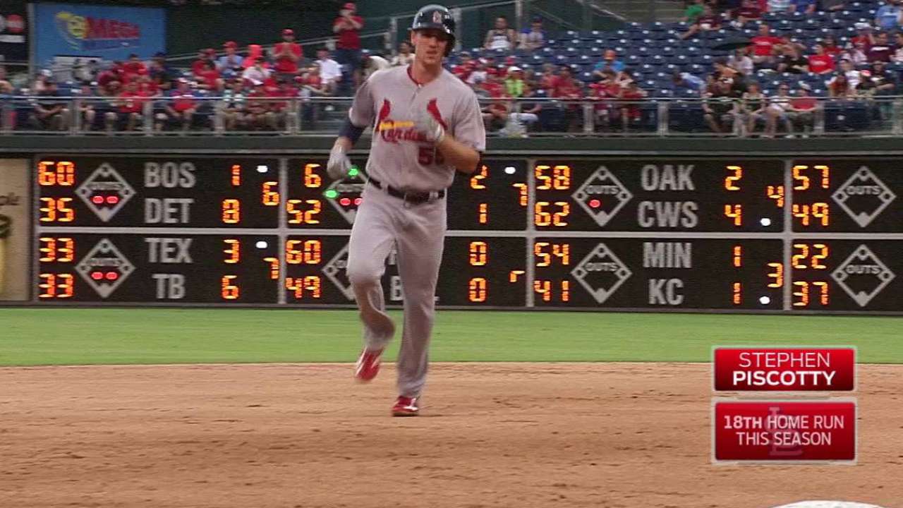 Cards crank 4 HRs in Leake's scoreless start