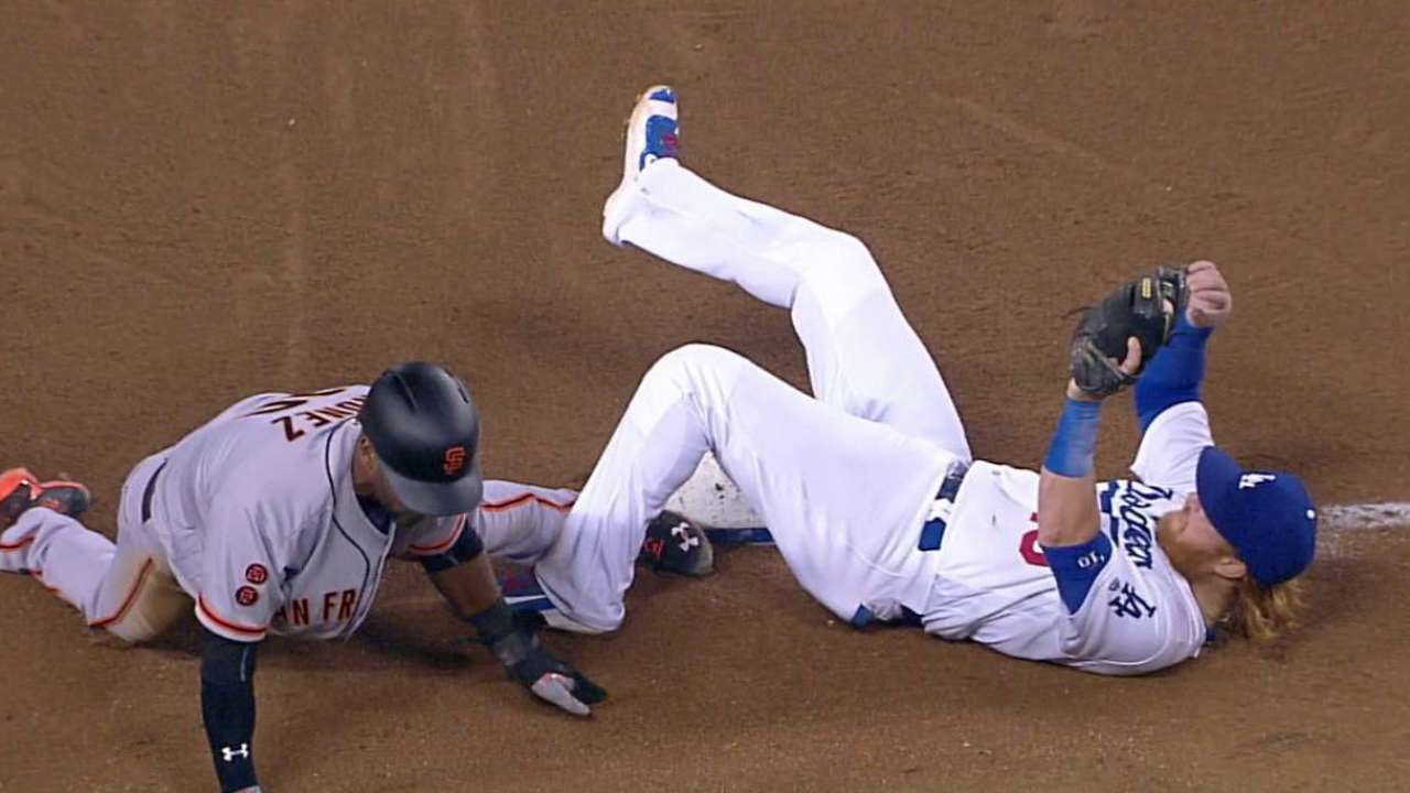 Grandal's perfect throw to third