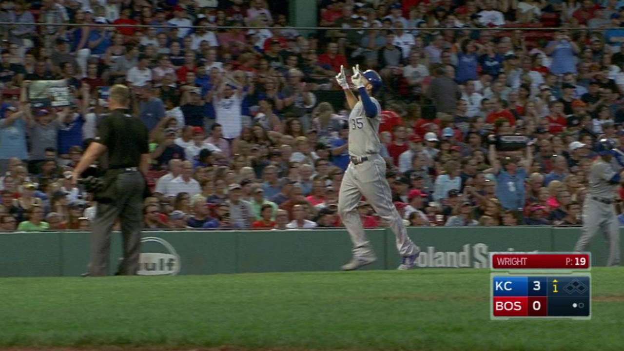 Hosmer, Gordon suenan HR y K.C. le pega a Boston