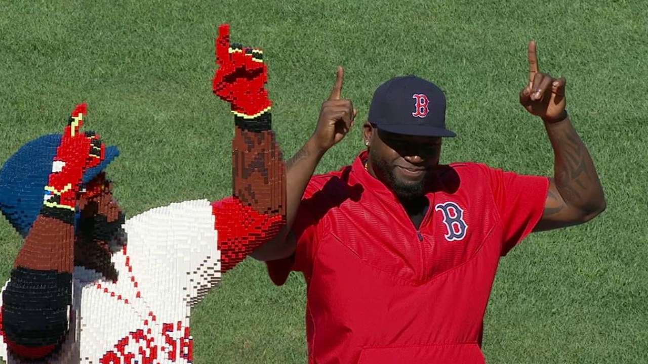 Presentan estatua de David Ortiz hecha con Lego