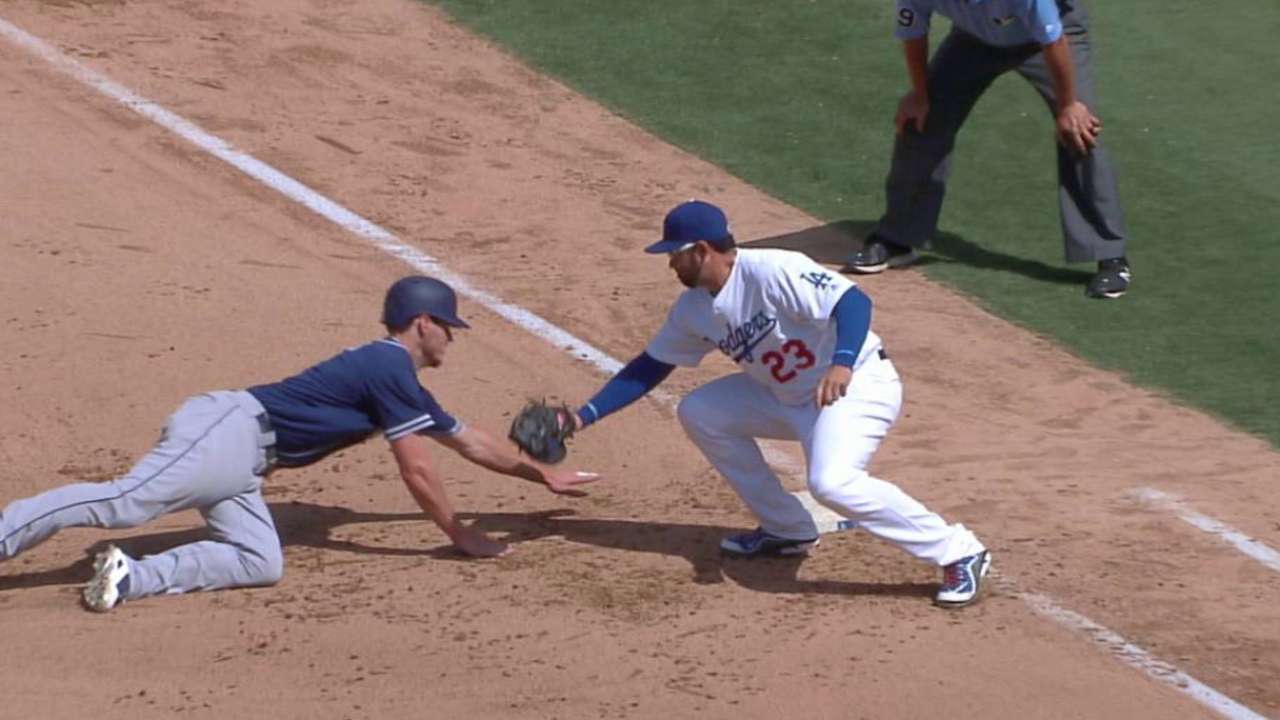 De Leon picks off Myers