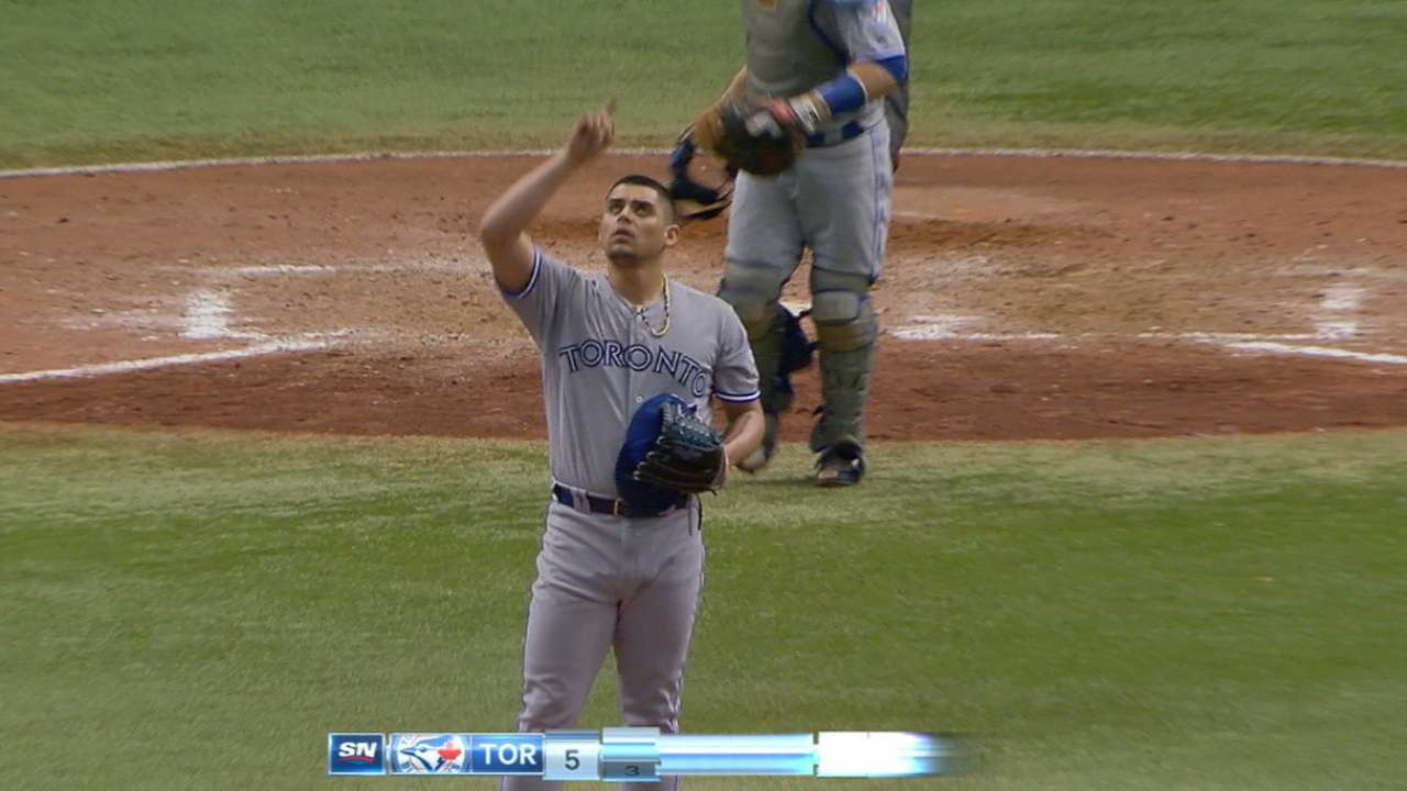 Roberto Osuna, el más joven en llegar a los 30 salvamentos