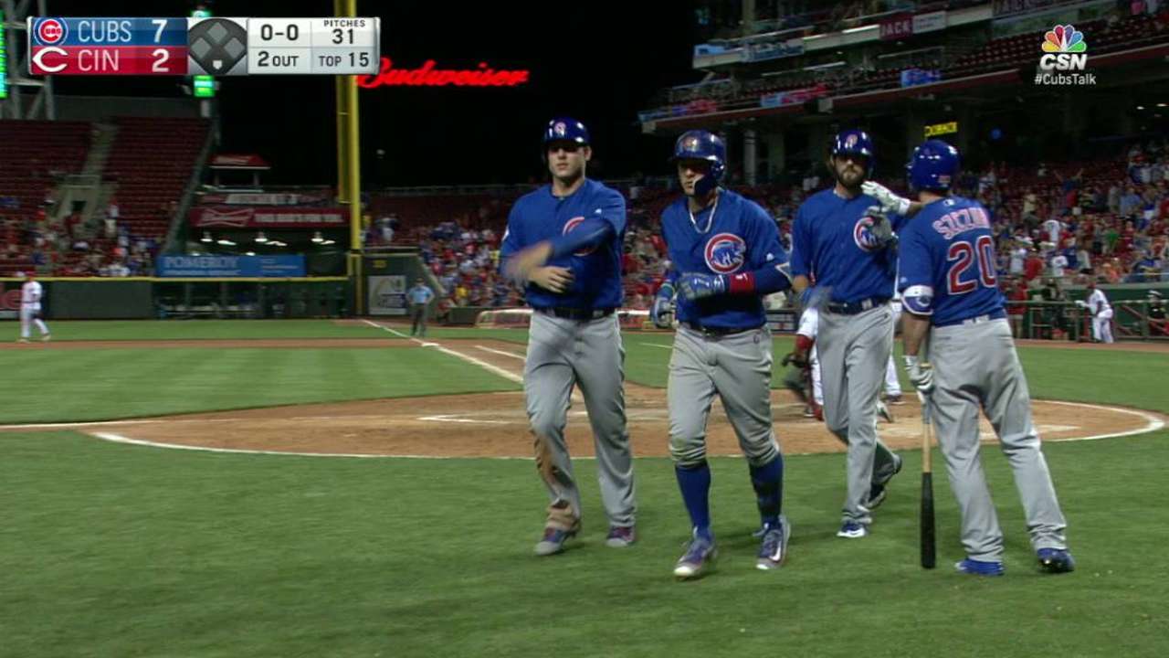 Cachorros ganan maratón de 15 innings ante los Rojos