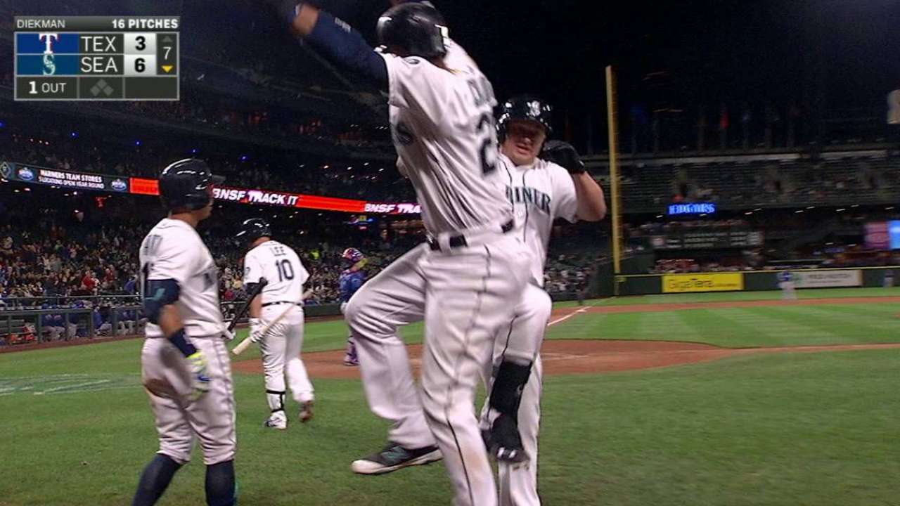 Marineros triunfan en Texas y se mantienen en la lucha por el comodín