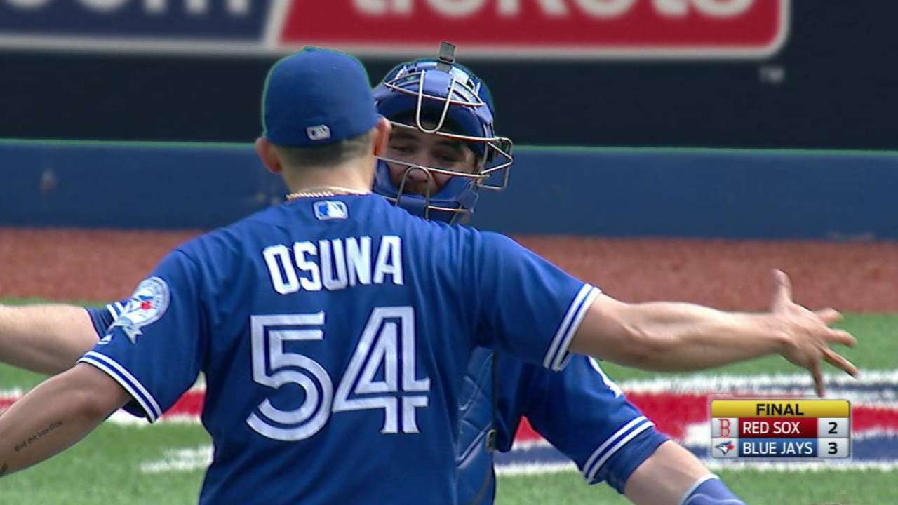Osuna notches the save