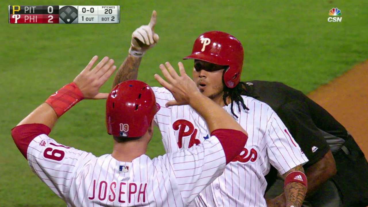 Phils avoid arbitration with Galvis, Gomez