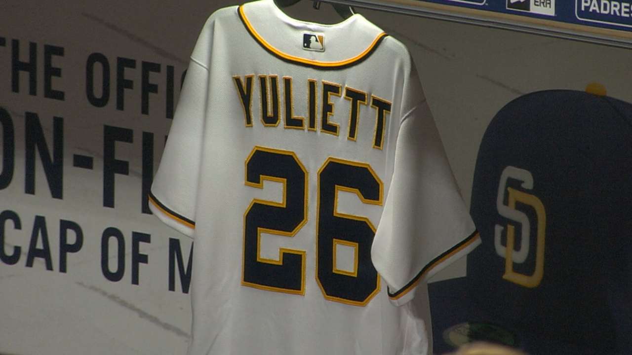 Padres honor Solarte family