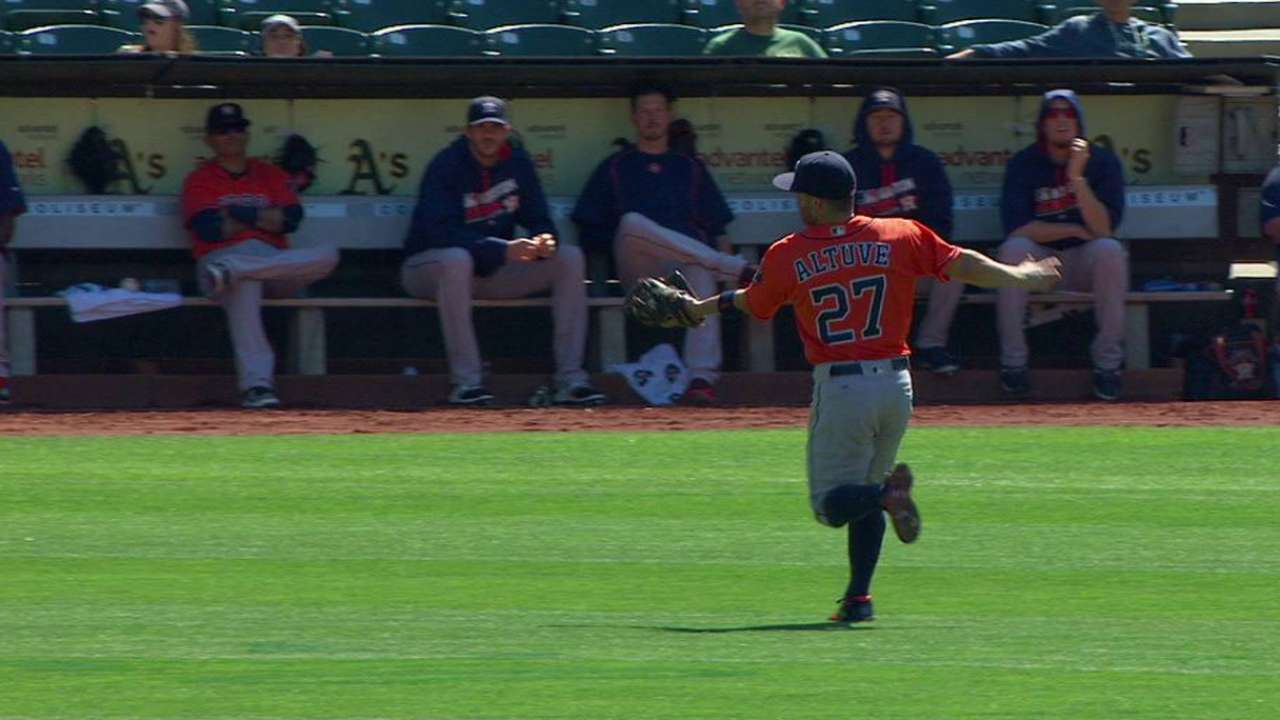 Altuve's over-the-shoulder grab