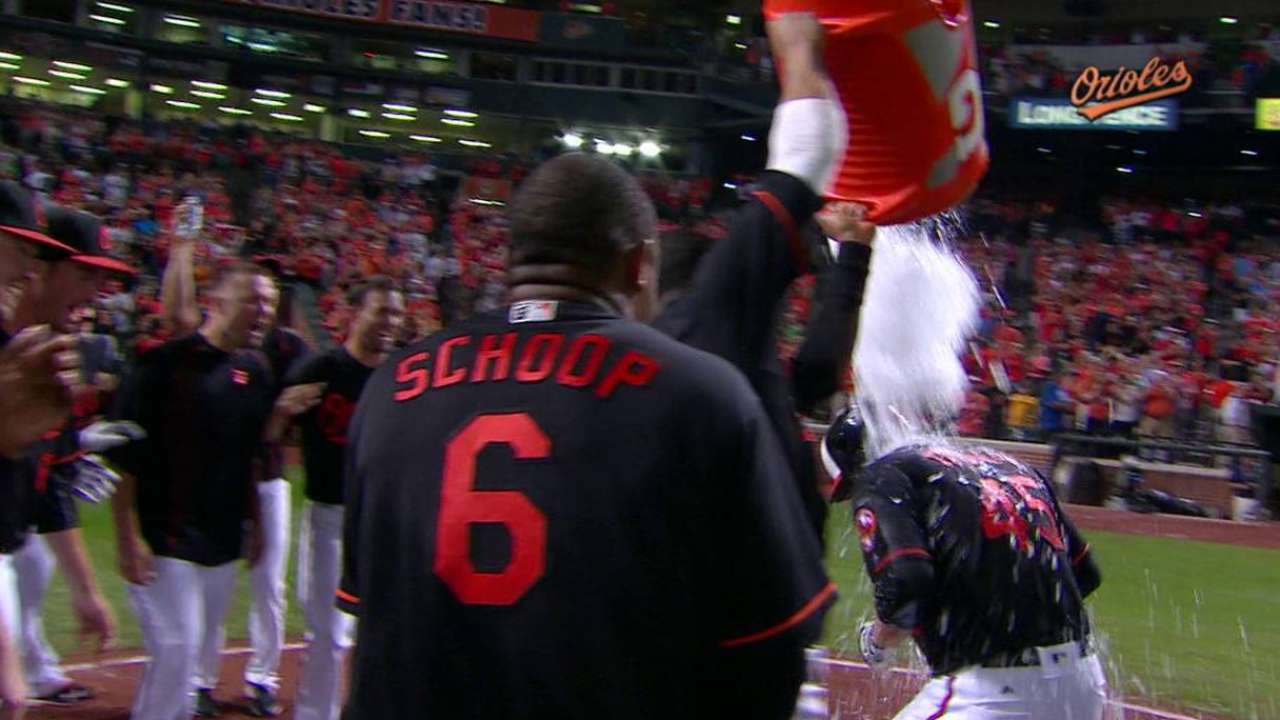 Trumbo's walk-off homer