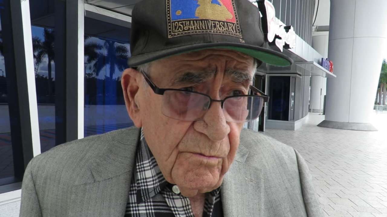Los fans recuerdan a José Fernández en el Marlins Park