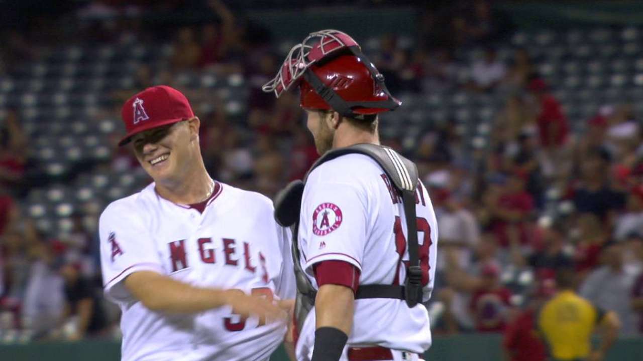 Bailey gets groundout for save