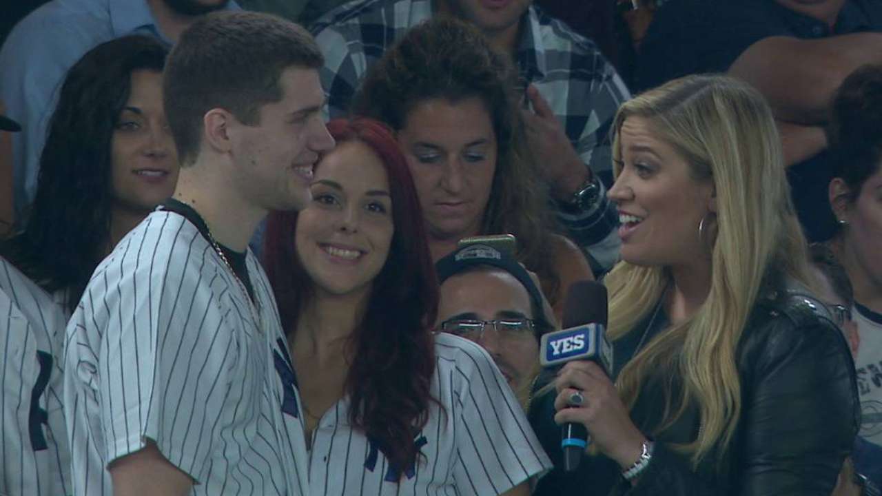 Fan pierde anillo, luego propone matrimonio en el Yankee Stadium