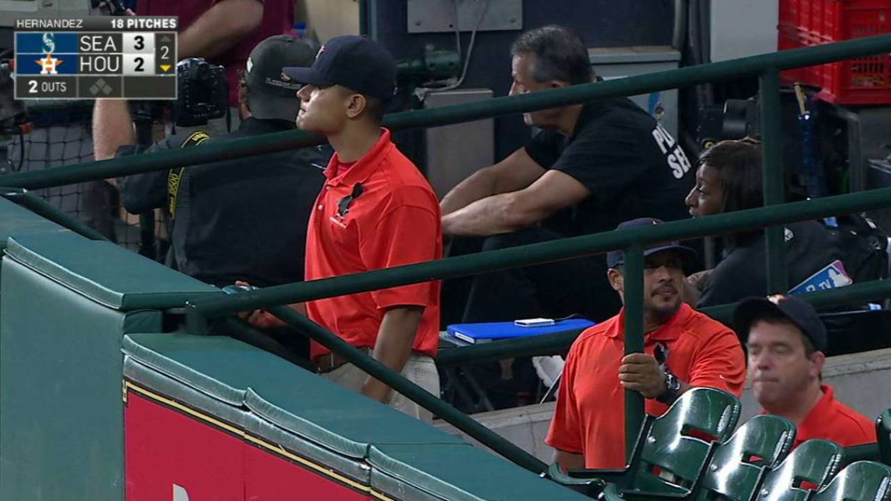 Astros pay respects to longtime groundskeeper Richardson