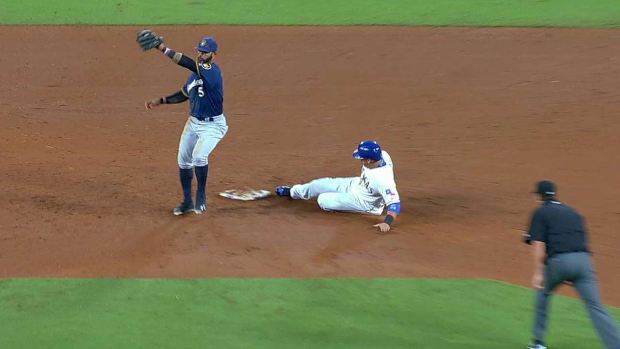 Beltran steals second base