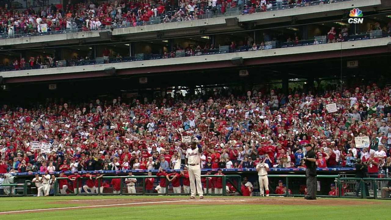 Phillies fans salute Howard