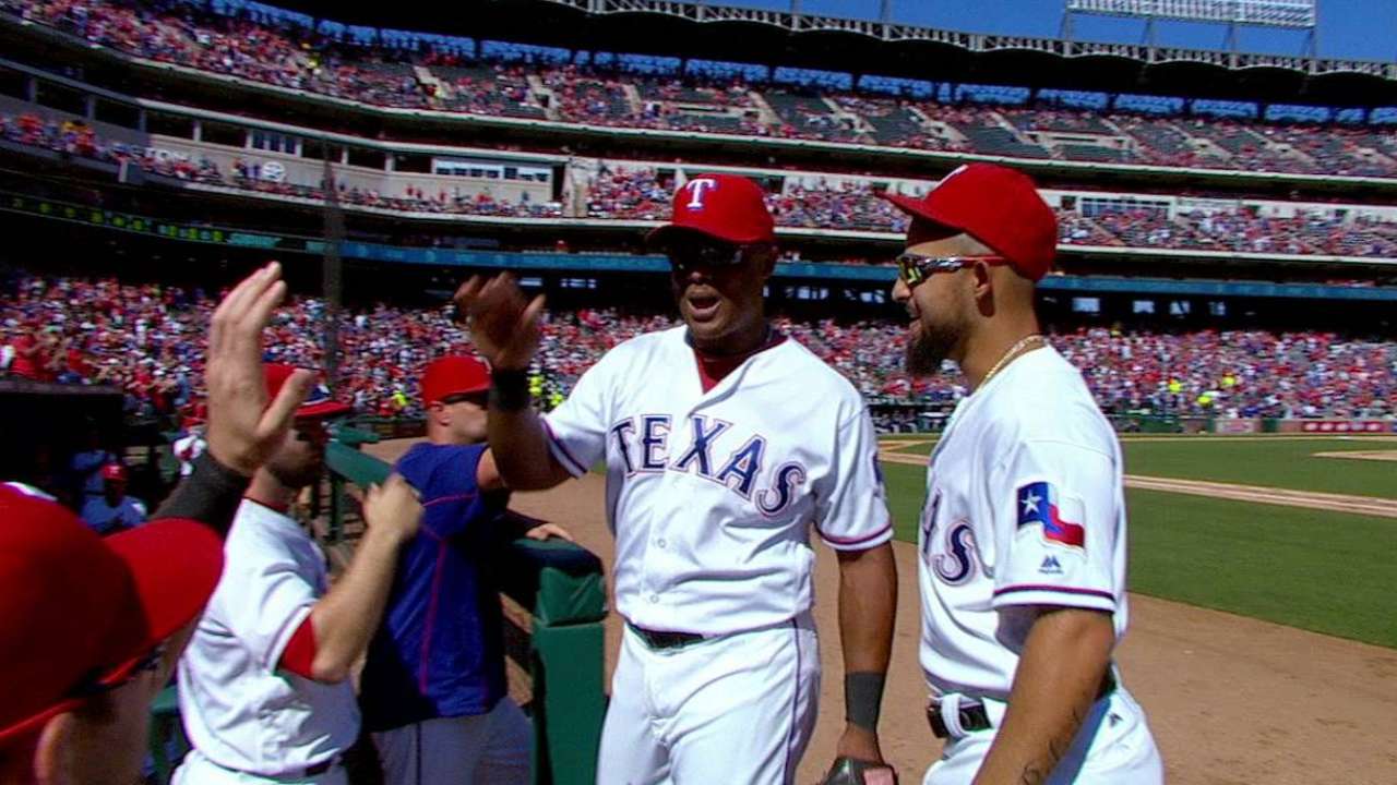 Beltre gets a standing ovation