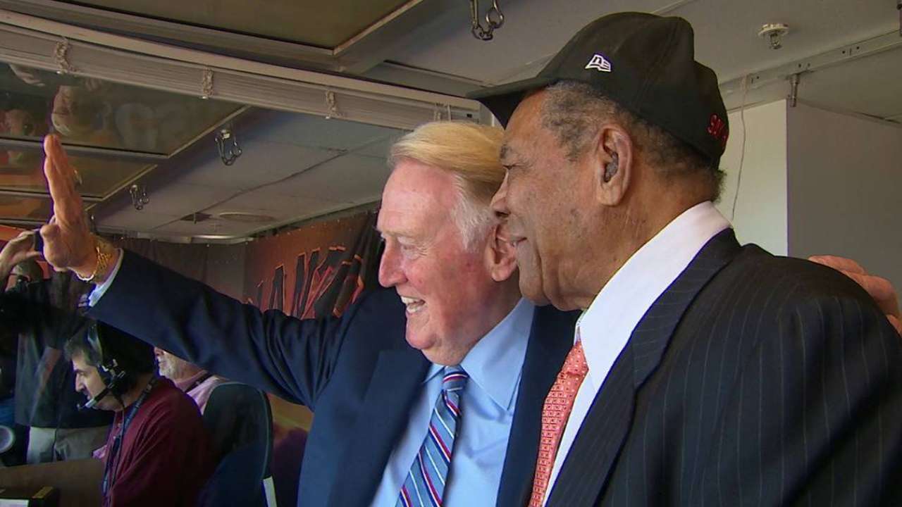 Mays, fans salute Scully