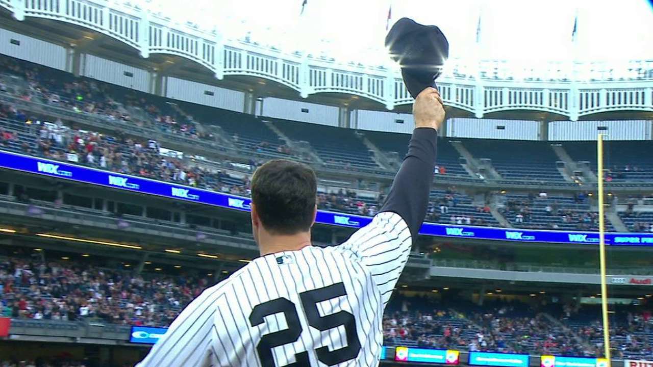Teixeira leaves game to ovation