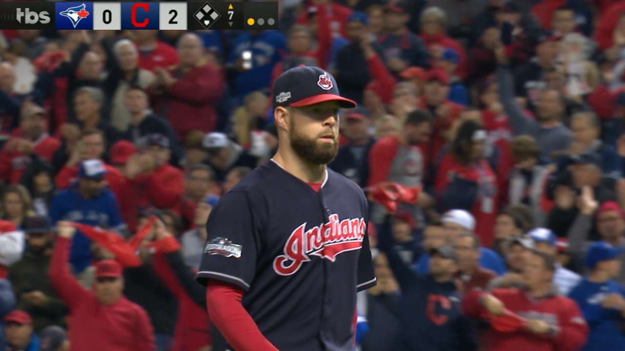 Kluber dodges early traffic for Game 1 win