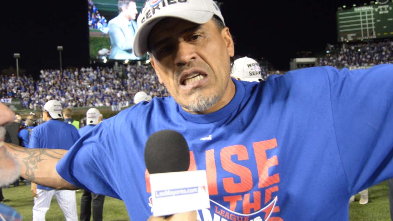 Los coaches de los Cachorros celebran
