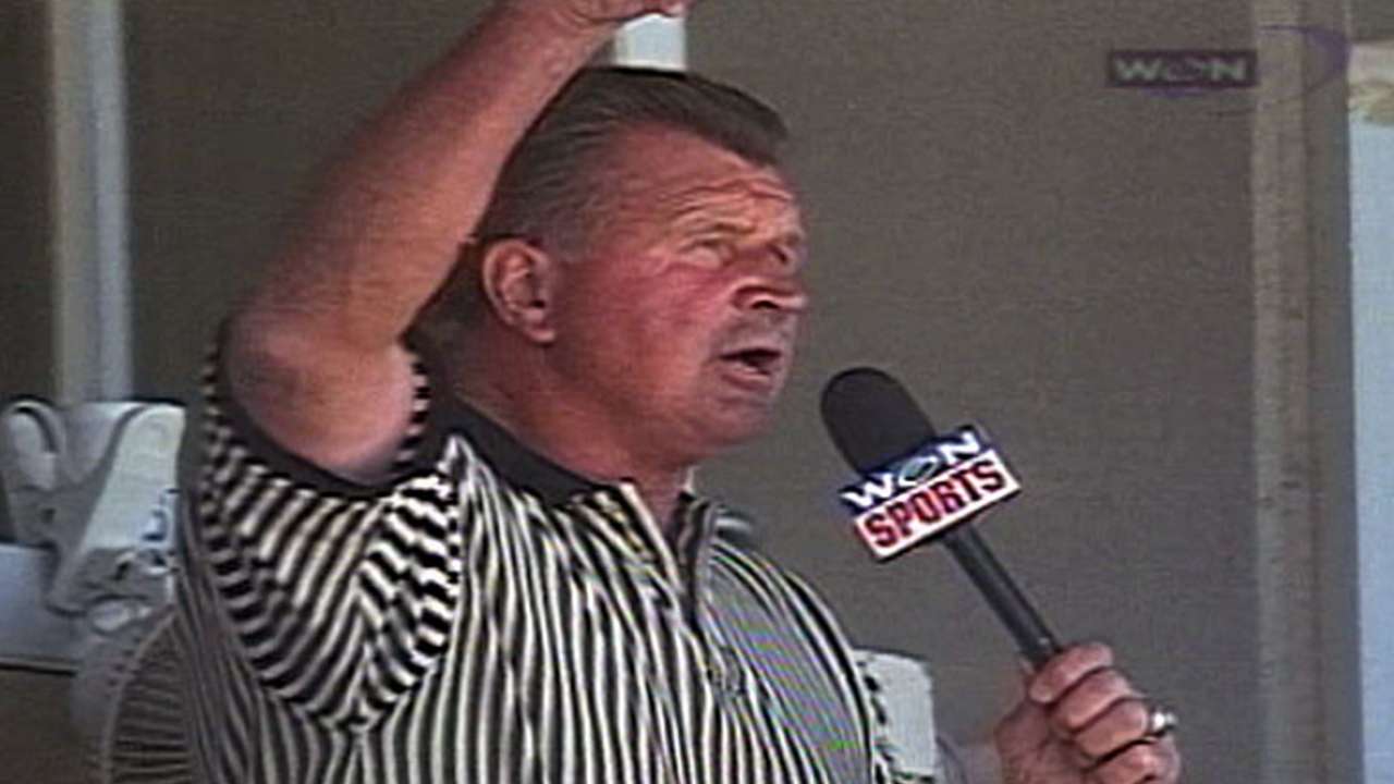 Mike Ditka sings during stretch