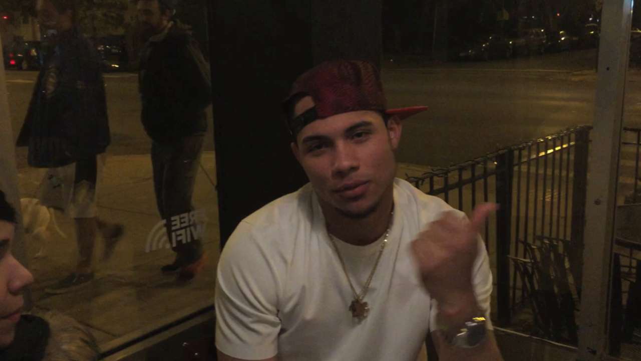 Venezuela presente en el Wrigley con padres de Willson Contreras