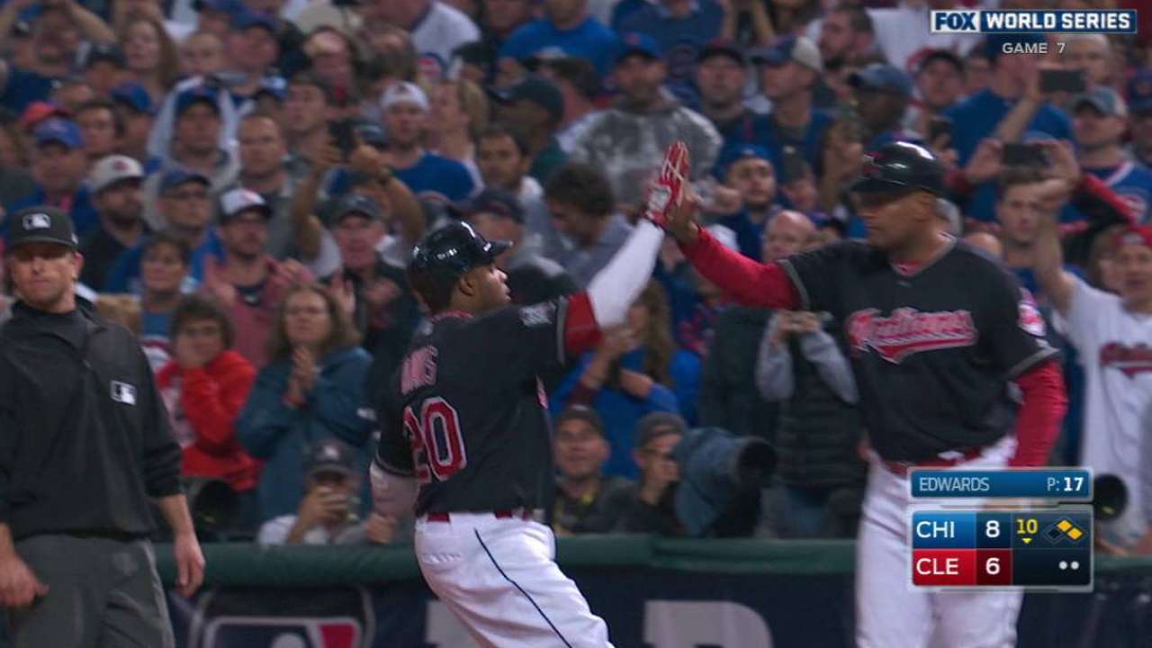 Davis' RBI single in 10th