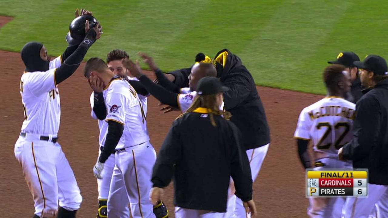 Piratas se imponen a los Cardenales en 11 entradas