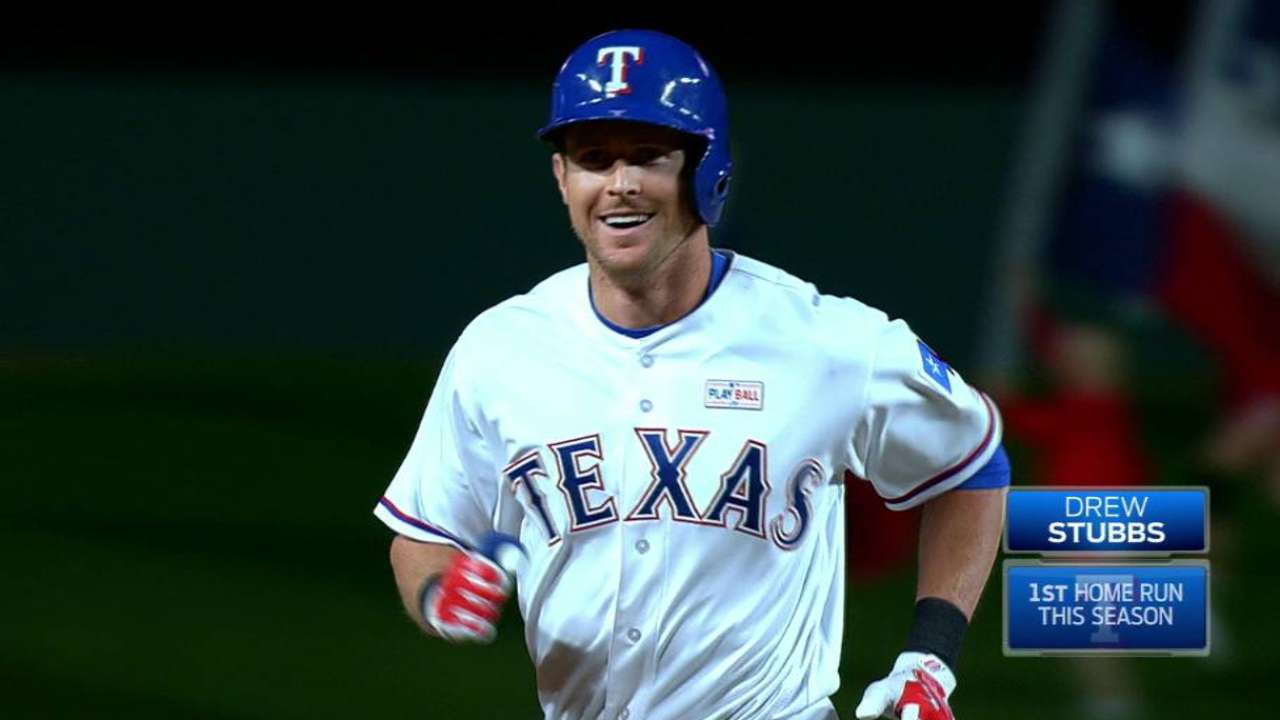 Rangers dejan tendidos a Azulejos con HR de Stubbs