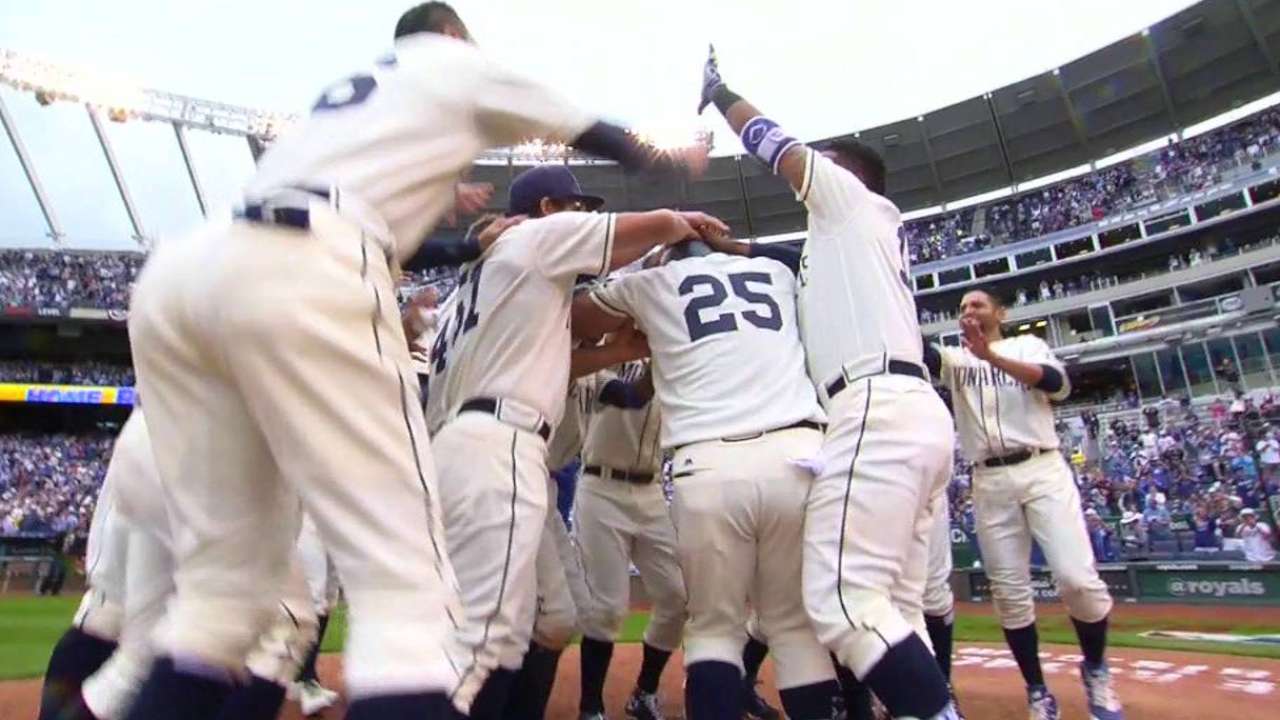 Royals walk off in 13th to win set with Braves