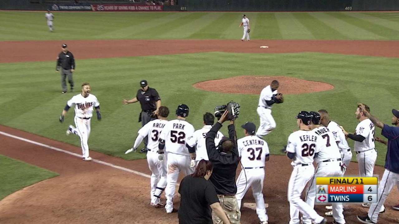 Marlins quedan tendidos con HR de Brian Dozier en la 11ma