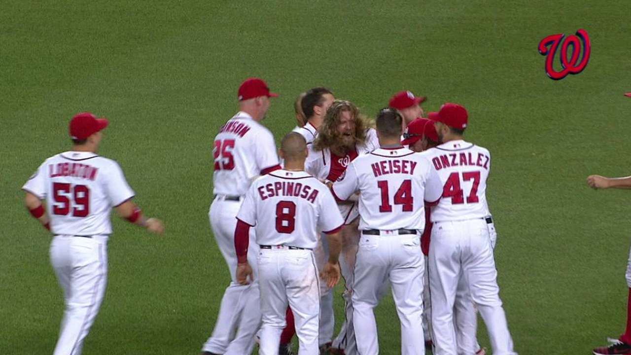 Nacionales ganan a Cubs con hit de Werth en la 12da