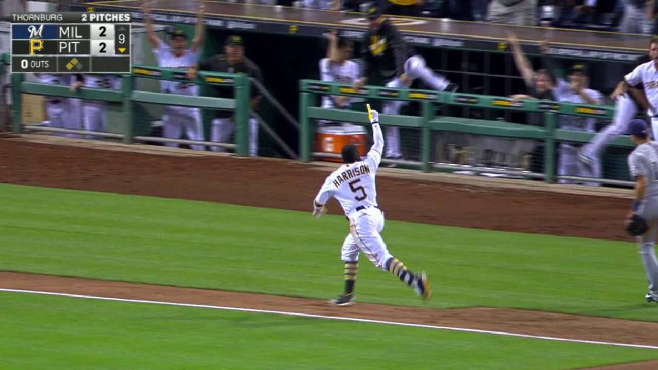 Triple de Harrison en la 9na da triunfo a los Piratas