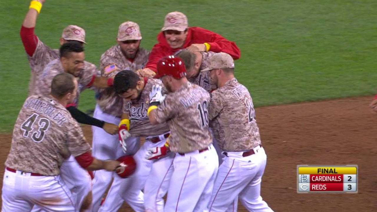 Suarez's walk-off hit caps comeback vs. Cards