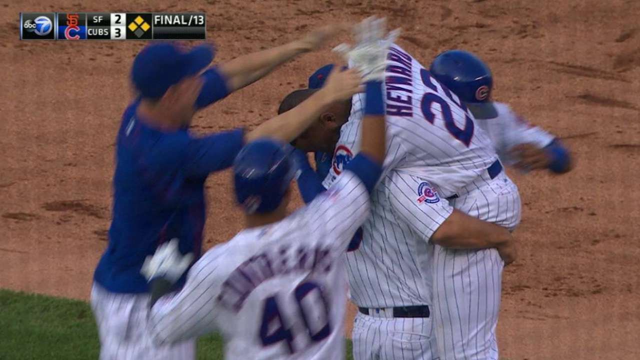 Cubs vencen a Gigantes con hit de Heyward en la 13ra