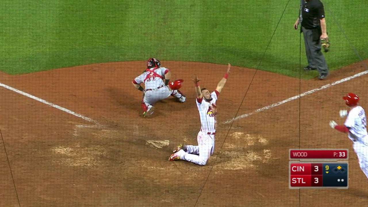 Con polémico doble de Molina, Cardenales vencen a Rojos
