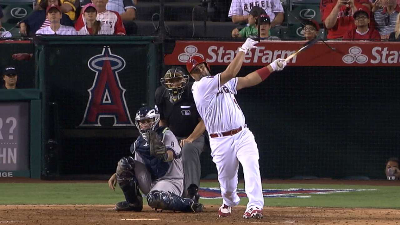 Pujols undergoes right foot surgery