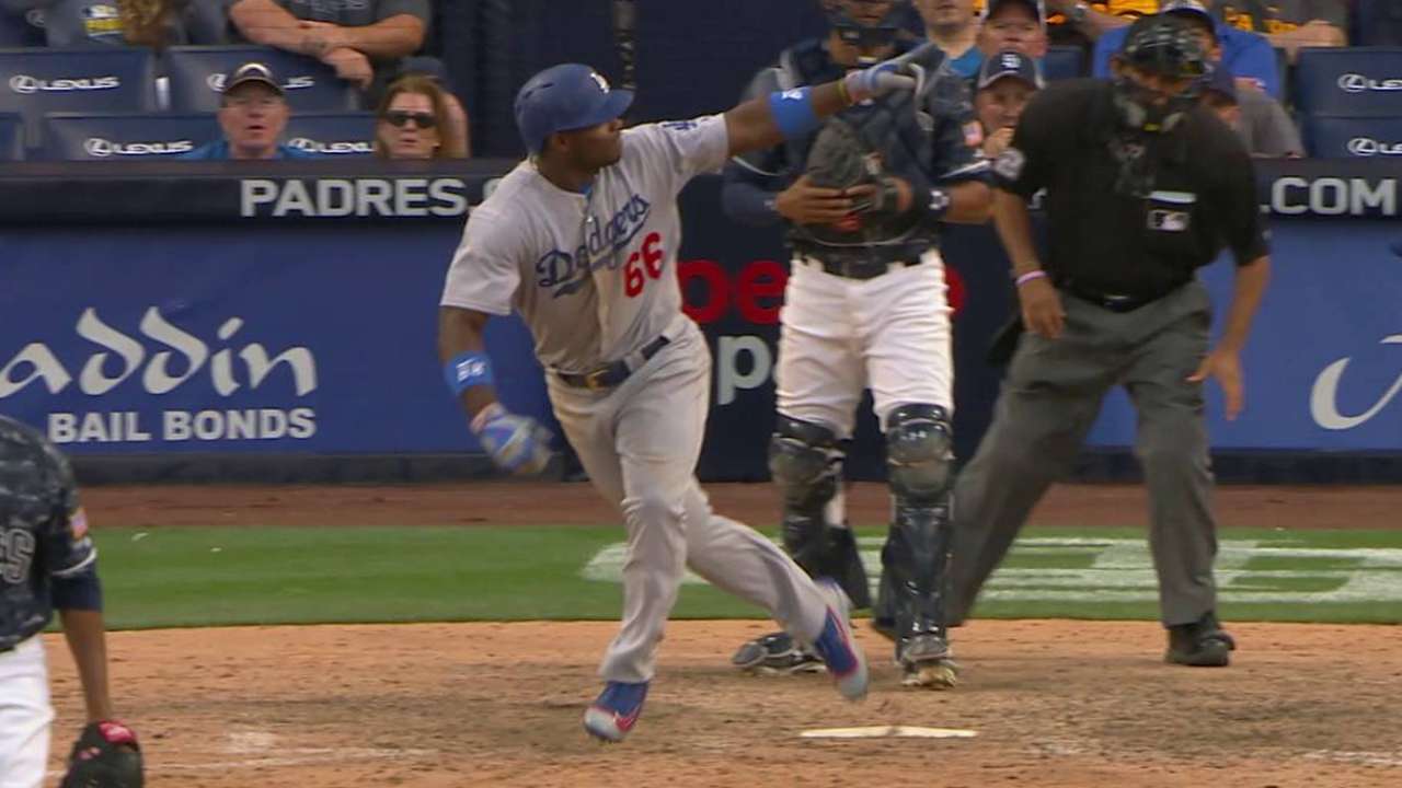 Dodgers frenan escobas de Padres con triunfo en 17 entradas