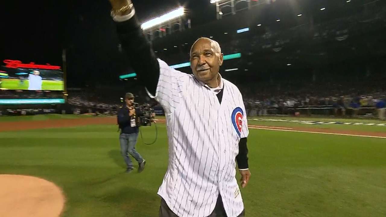Hall of Famer Billy Williams throws out 1st pitch