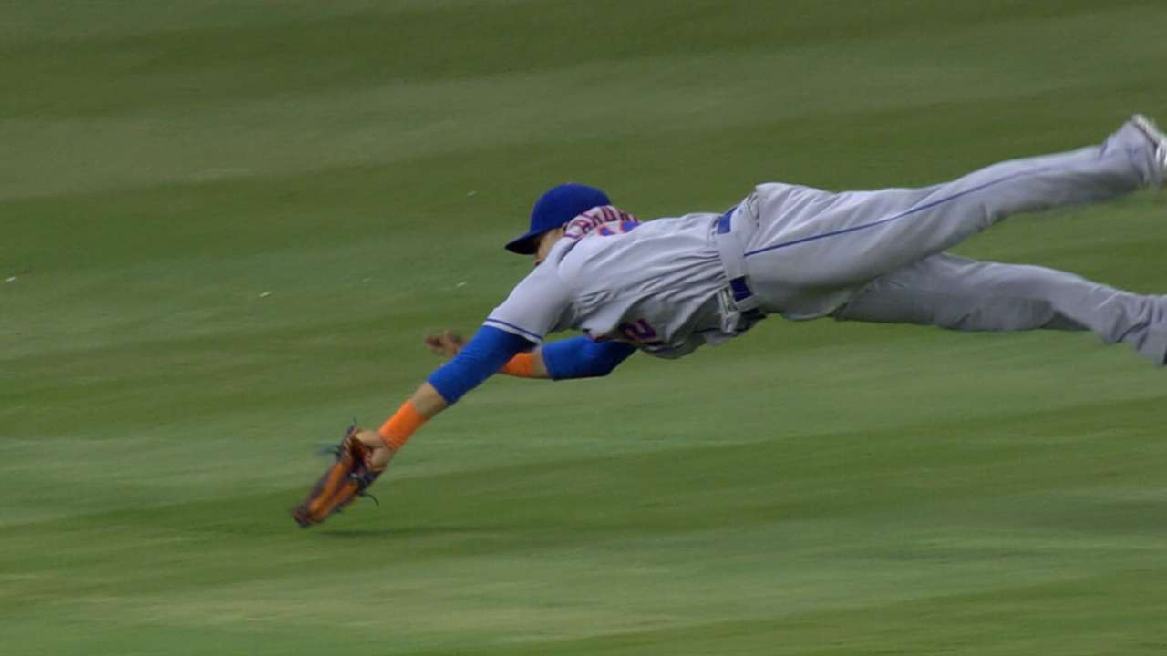 Lagares sprains right shoulder in winter ball
