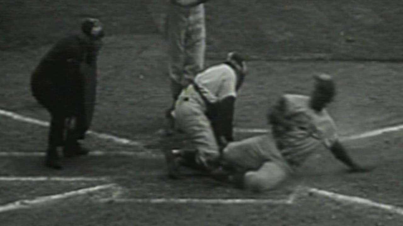Robinson steals home
