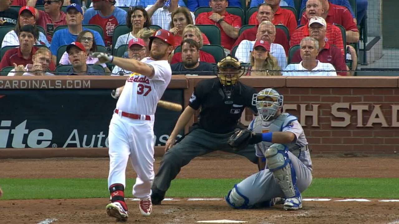 Moss signs with Royals