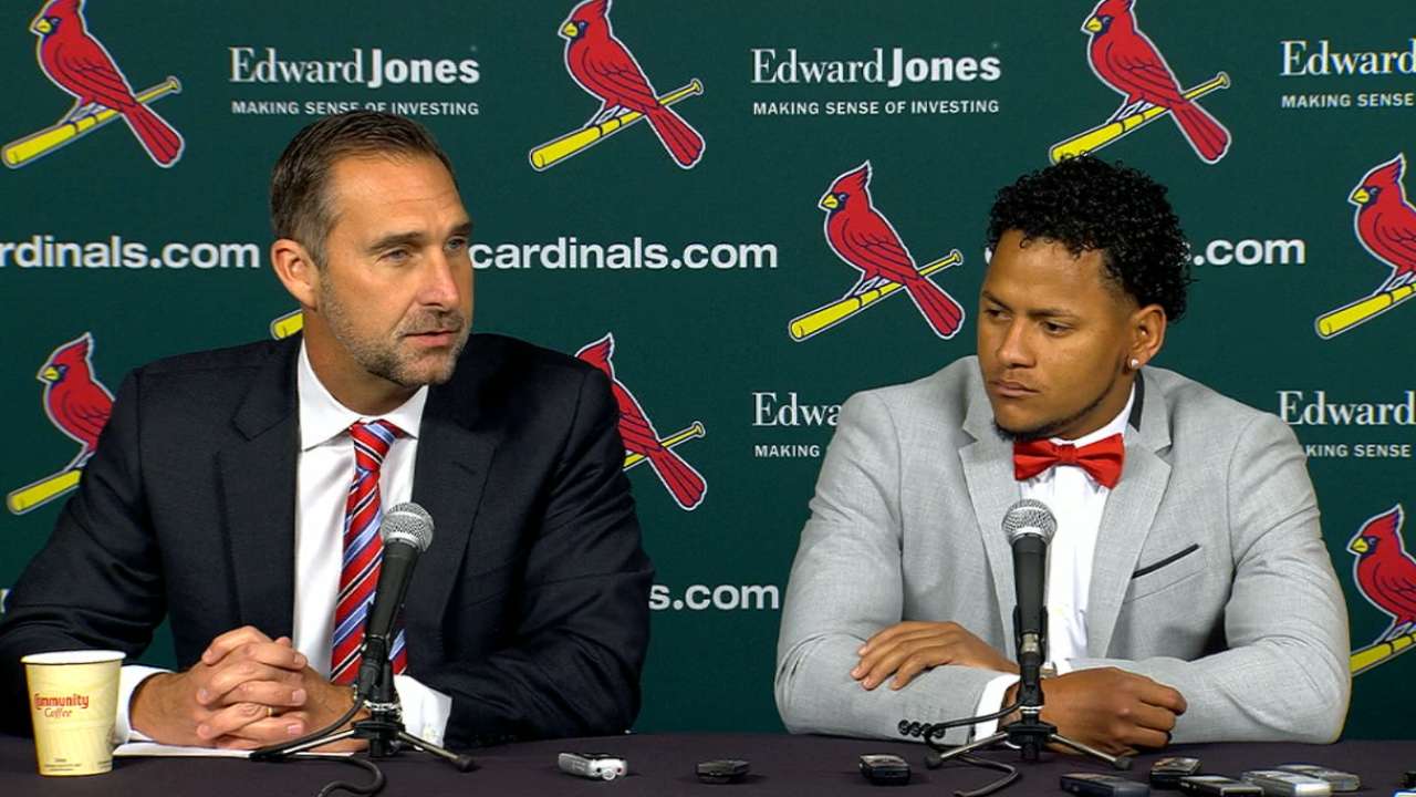 Cardenales le otorgan extensión de cinco años a Carlos Martínez