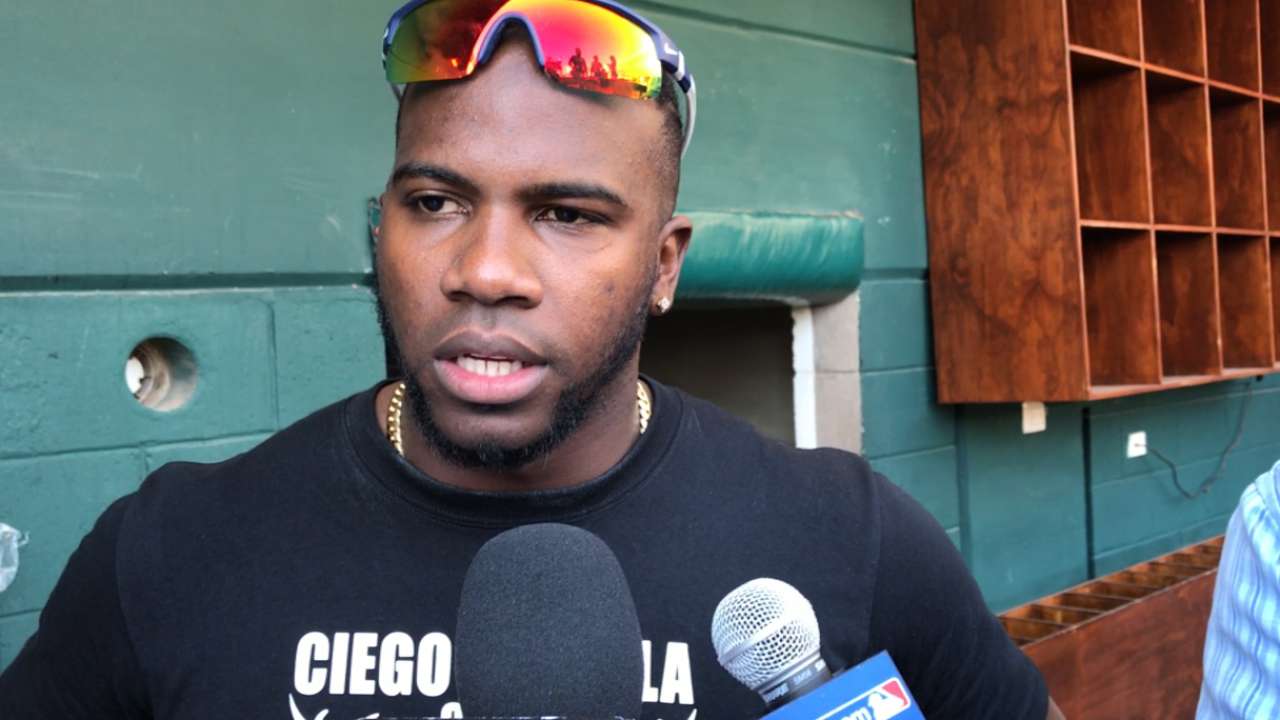 Rusney Castillo trabaja para subir sus bonos en los Medias Rojas