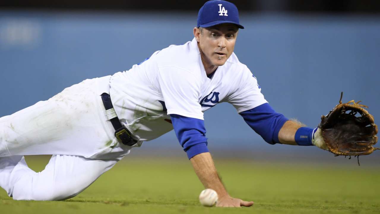 Dodgers agree to bring back veteran Utley